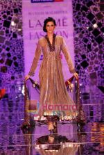 Model walks the ramp for Manish Malhotra Show at Lakme Winter fashion week day 4 on 20th Sept 2010 (70).JPG